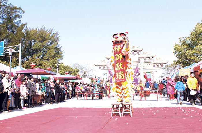往年春節,水試所在天后宮舉辦「浯島媽祖平安鹽祭」,吸引人潮參與。(資料照片)