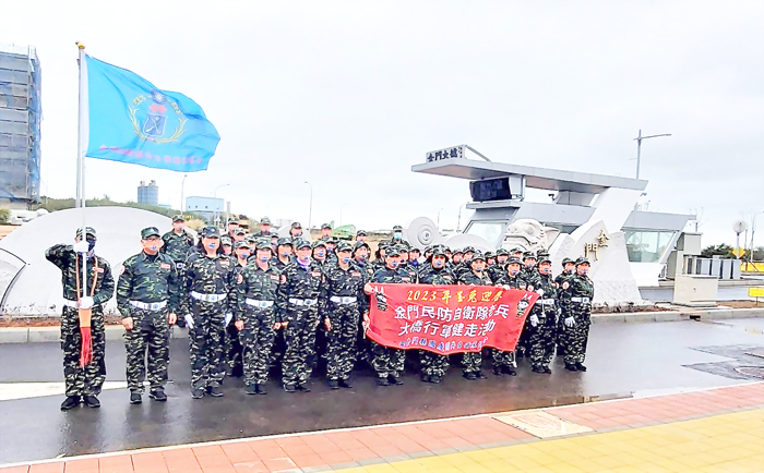 自衛隊員行軍走過金門大橋合照。（金門縣國慶閱兵自衛隊促進會提供）