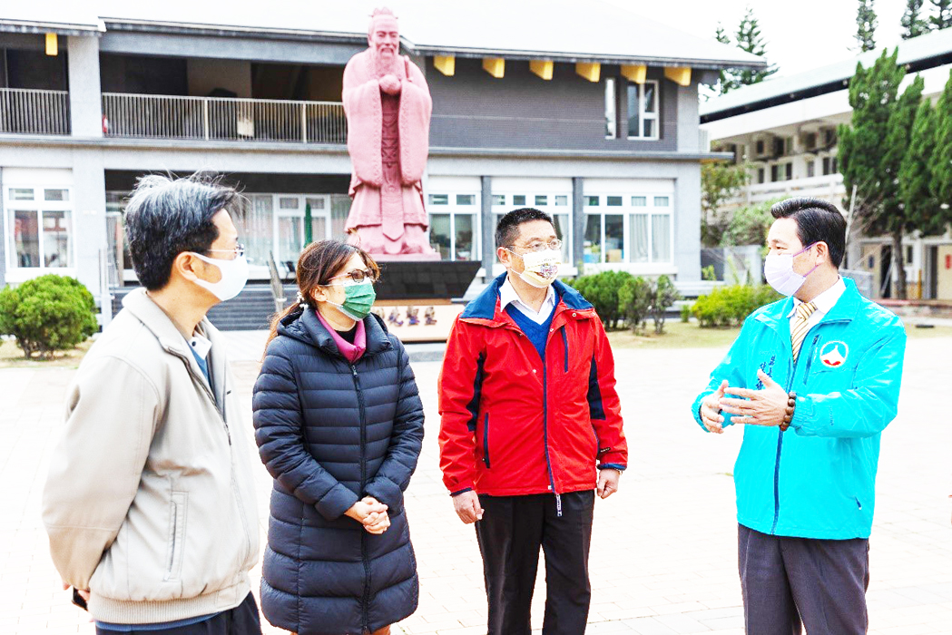 縣長陳福海走訪金湖國小，實地了解該校新建幼兒園議題與當前教育環境。（教育處提供）