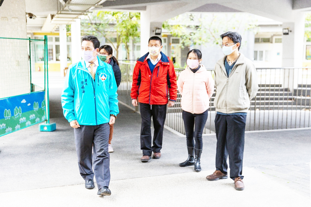 縣長陳福海走訪金湖國小，實地了解該校新建幼兒園議題與當前教育環境。（教育處提供）