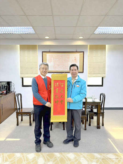 基金會陳世人副執行長回贈縣長心道師父春聯墨寶。（縣府社會處提供）