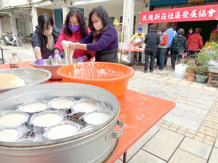 武德新莊集結社區志工與居民,合力製作年糕。(林靈攝)