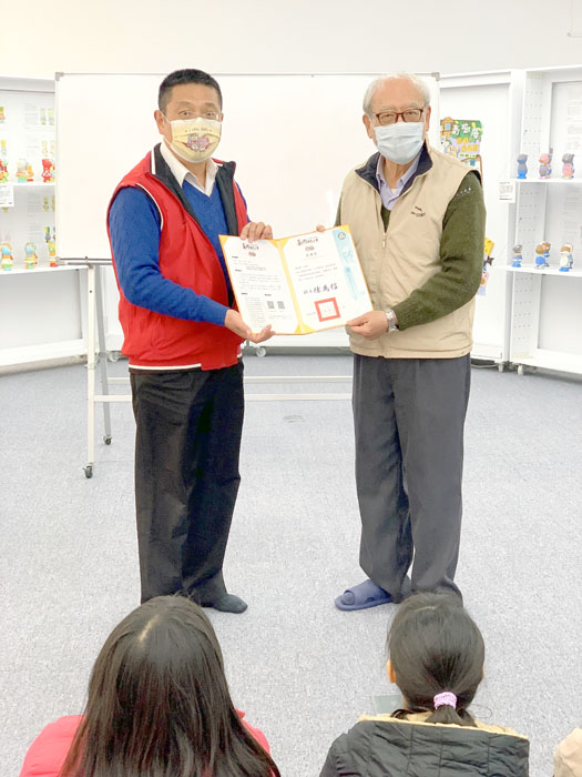 金湖國小邀請退休校長陳為學進行新書分享。(林靈攝)