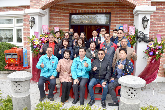 金門縣民宿旅遊發展協會第10屆理監事上任,縣長陳福海頒贈匾額道賀。(陳冠霖攝)
