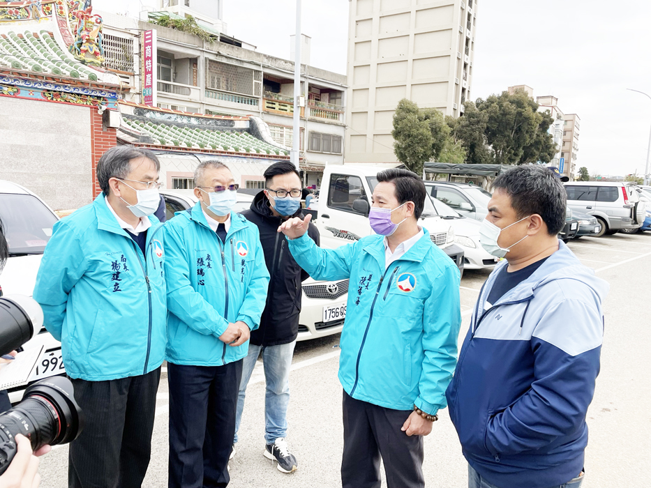 縣長陳福海邀金城鎮長李誠智及相關單位，前往北堤路停車場視察。
（陳冠霖攝）