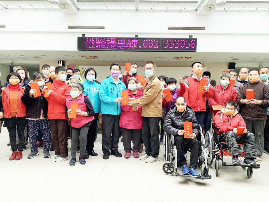 走訪松柏園及福田家園，致贈慰問金、加菜金。（林靈攝）