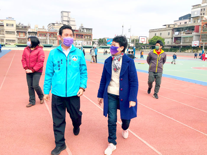 視察中正國小，了解學校辦校情況。（教育處提供）