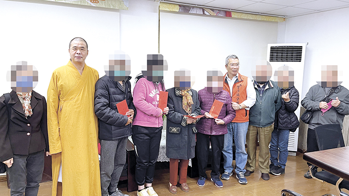 金門縣佛教弘法基金會（海印寺），由性海法師率同董監事代表，前往金沙鎮慰問16戶急難疾困家庭，並致贈每戶3,000元慰問金，表達年節祝福和關心之意。（陳麗妤攝）