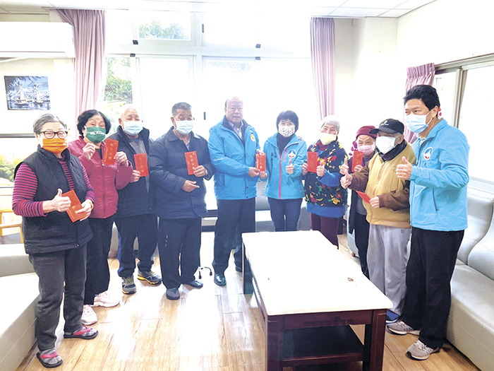農曆春節前夕，縣議員洪成發前往大同之家探慰關懷鄉籍院民，贈送春節紅包、團體加菜金，提前向長輩賀節。（高凡淳攝）