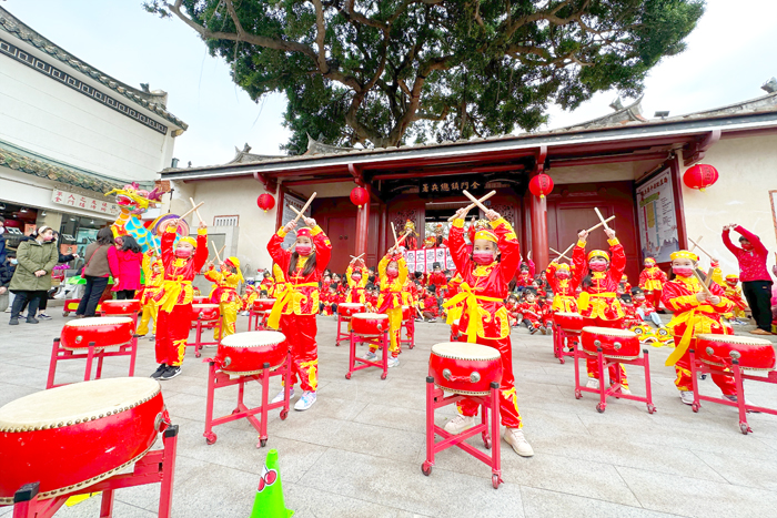 小朋友組成舞獅隊和吉祥鼓隊，在總兵署前進行一連串的表演。（寶貝園地幼兒園提供）