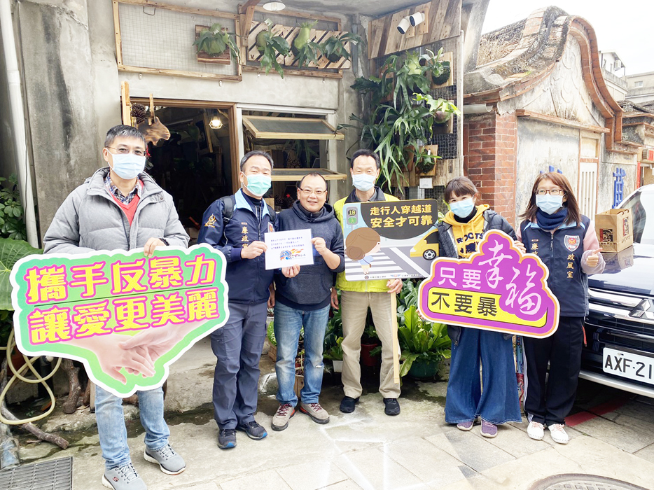 金湖分局探視慰問轄內獨居老人，協助打掃居家環境，張貼春聯除舊佈新準備迎新年；另也藉此行辦理各類宣導，大家都能度過溫馨平安的新年。（金湖分局提供）