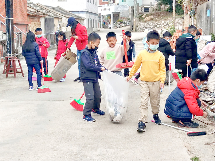 古城國小學生前往古崗及金門城社區進行社區整潔服務。（古城國小提供）
