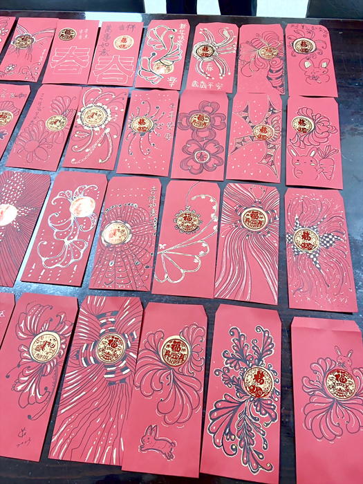 禪繞畫紅包活動，樂齡長輩的作品各具巧思。（金城樂齡提供）