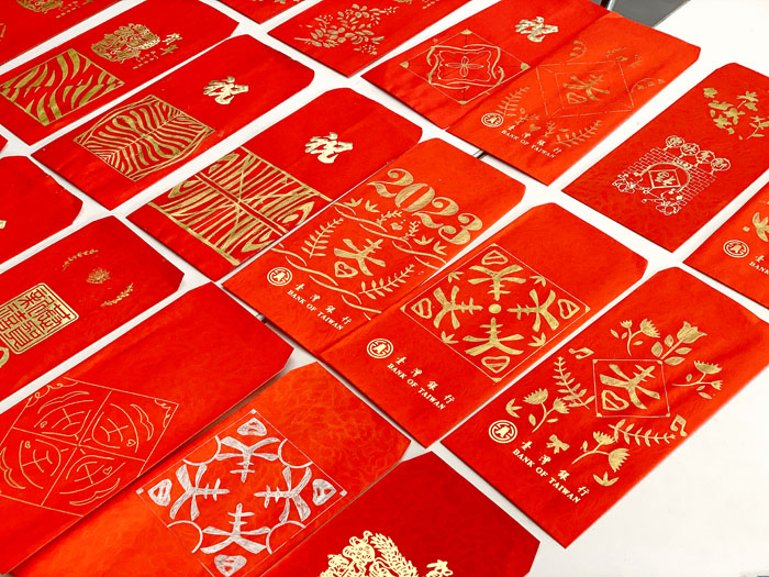 下莊社區發展協會舉辦「新年新氣象-花磚紅包袋、文字學紅包袋」系列課程，長輩們在紅包袋上一一畫下喜氣圖樣。
（下莊社區發展協會提供）
