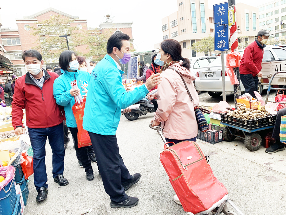 陳福海由陳文顧陪同，關切金湖攤商生計。（林靈攝）