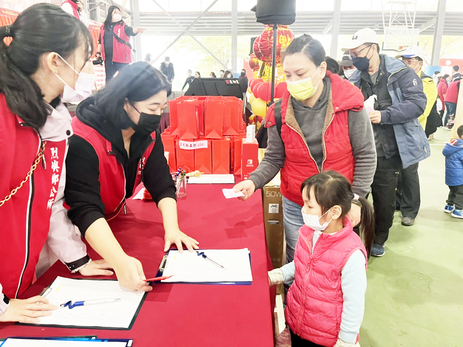 「好運兔福氣袋」活動，參加者只要闖過3關，即可獲得抽紅包資格，有機會獲得大獎。（高凡淳攝）