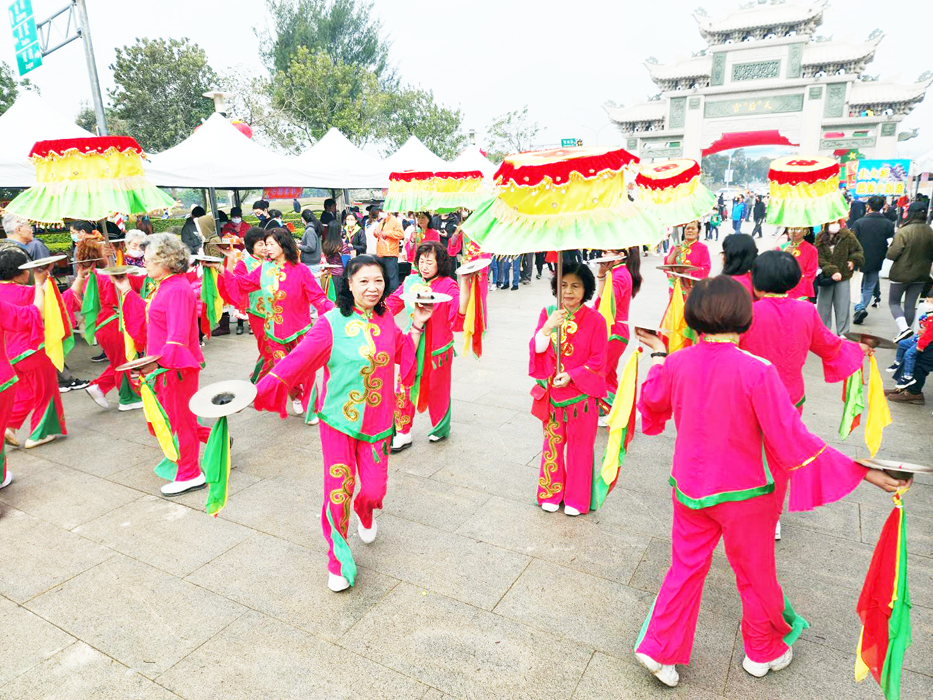 平安鹽祭登場，蓮花鼓陣表演超熱鬧。（許峻魁攝）