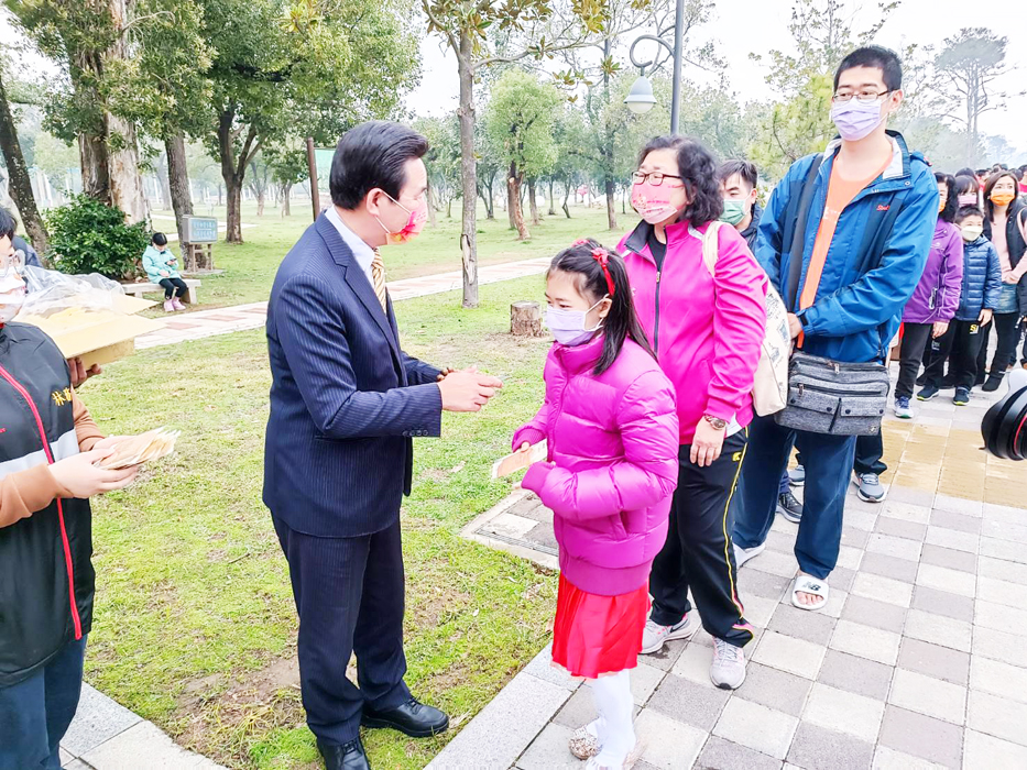 縣長發送福袋,向到畜試所走春鄉親拜年。(縣府提供)