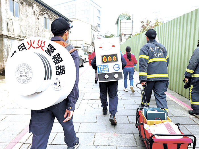 自製模型加入宣導超吸睛。（消防局提供）