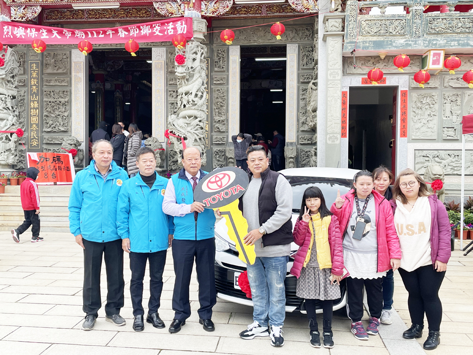 保生大帝廟管委會主委洪成發頒發頭獎轎車鑰匙予幸運者陳志旺和家人。(許加泰攝)