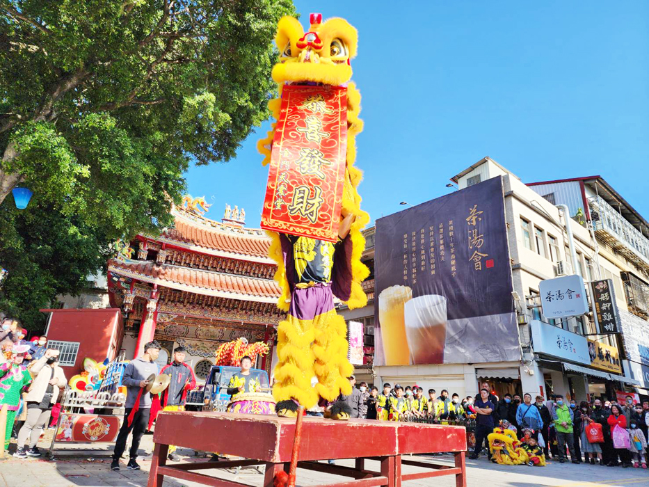 醒獅表演，祝賀民眾新年發財。（許峻魁攝）