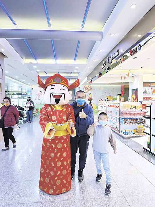 財神爺機場送福糖 旅客樂沾喜氣