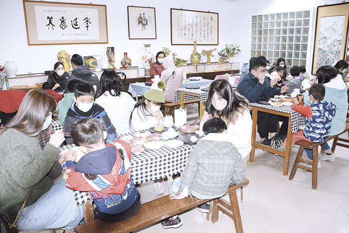 金門縣陶瓷廠「兔迎新春彩繪趣」活動吸引民眾親子同樂,大家在陶瓷素胚發揮創意,彩繪出專屬的陶瓷作品,並期待燒製完成後的成品,也為兔年留下難得的回憶。(莊煥寧攝)