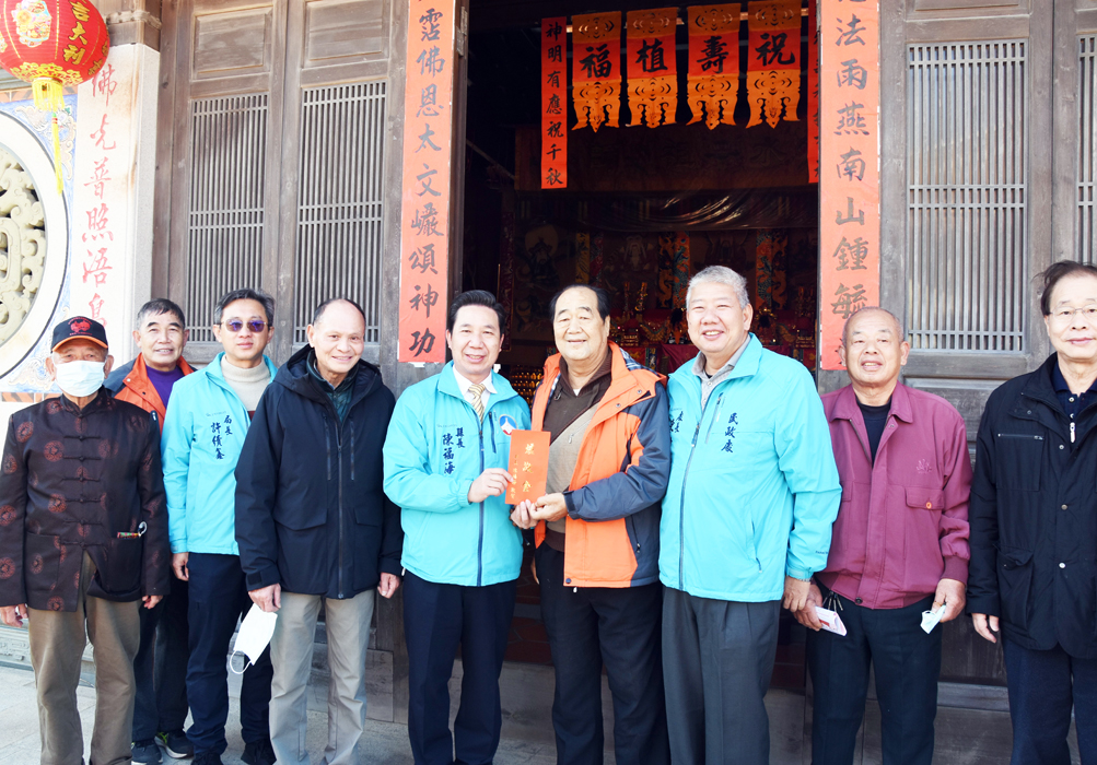 欣逢燕南書院太文巖寺清水祖師聖誕976週年紀念日，縣長陳福海昨在民政處安排下，率局處首長前往拈香祝禱，並獻上爐敬金，陳縣長也用最親民的笑靨和在場民眾一一合照並互道恭喜。（翁維智攝）