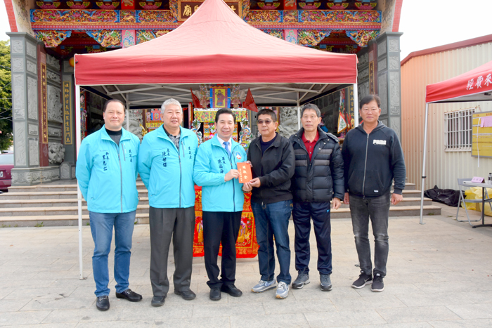 烈嶼青岐清水祖師廟舉行建醮慶典活動，縣長陳福海率縣府主管前往上香祈福，祈求神威護佑地方平安順利；他並發紅包向到場的每一位民眾拜年，祝大家新年快樂，萬事如意。（莊煥寧攝）