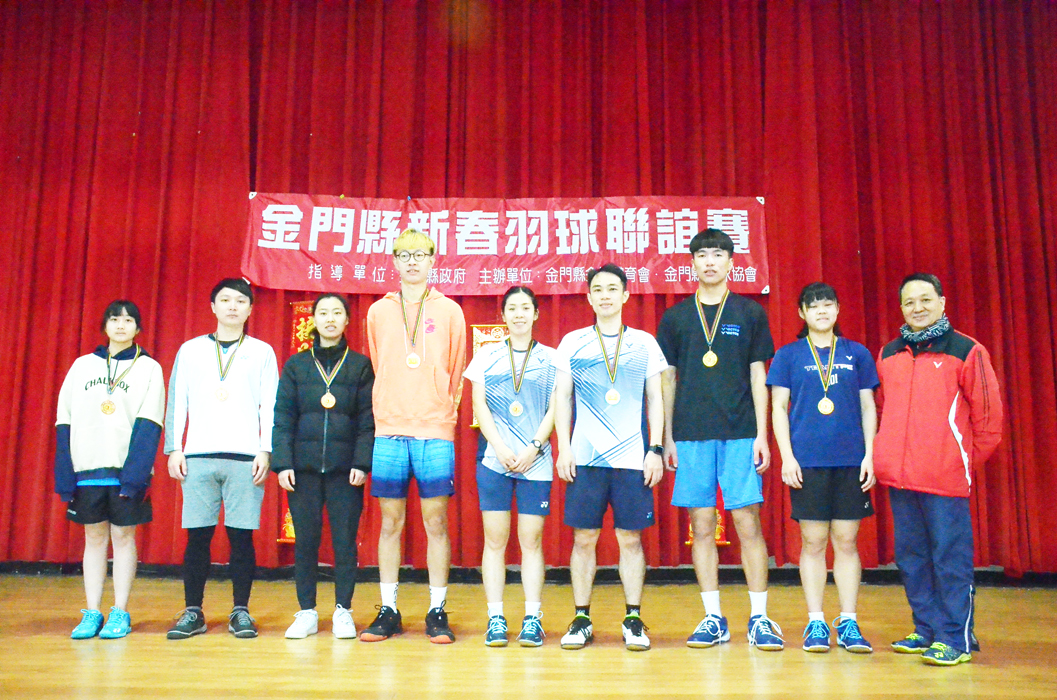 金門縣新春羽球聯誼賽在大年初五火熱開打，教育處長黃雅芬、金城體育會理事長林孫全等到場主持開球儀式，經過一整天的比賽，各組前三名由大會頒獎鼓勵。（翁維智攝）