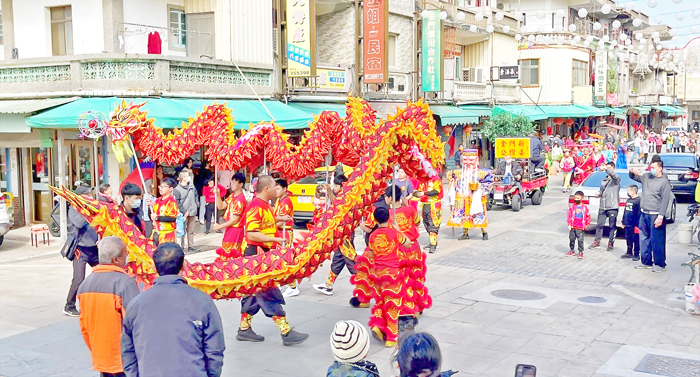 舞龍舞獅等藝陣踩街，沙美市區熱鬧滾滾。（陳麗妤攝）