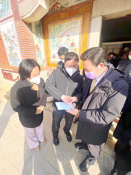 大嶝居民向陳福海展示戶籍金門的戶口簿。（縣府提供）