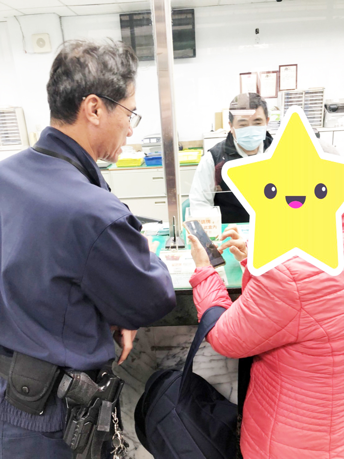 金湖分局長曾冠螢為感謝金融機構機警察覺、主動關懷提問並即時通報警方到場,共同攔阻詐騙的義舉,親自到轄區金融機構頒獎表揚。(縣警局金湖分局提供)