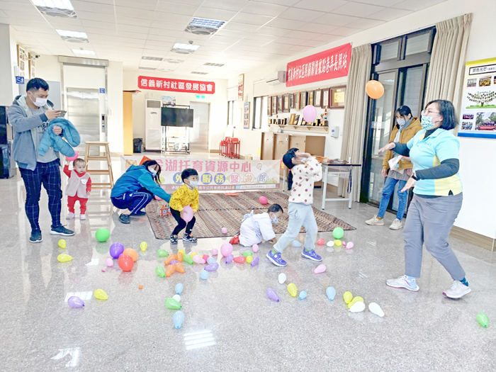 醫遊館外展服務昨日前進金湖鎮信義社區活動中心,就近服務獲得參與親子的好評及肯定。(林靈攝)