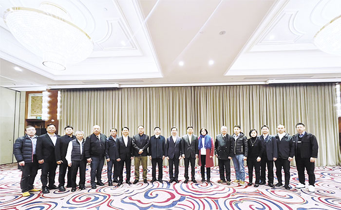 金門縣訪問交流團與國台辦宋濤主任、潘賢掌副主任合影。(縣府提供)