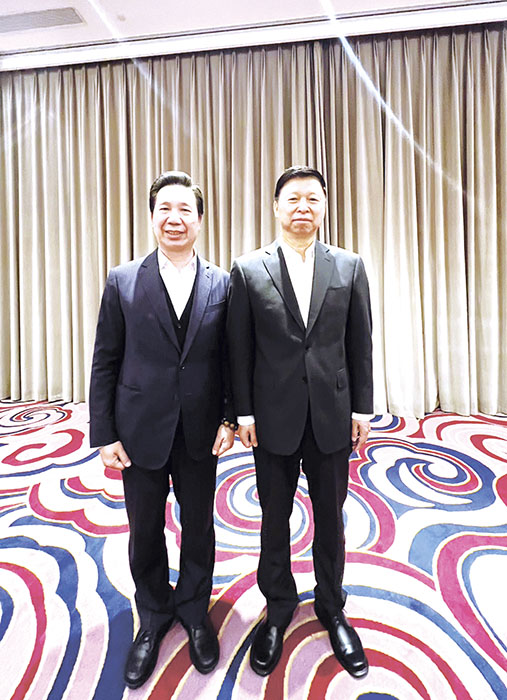 針對金酒輸陸卡關議題,縣長陳福海、立委陳玉珍昨日一早與國台辦主任宋濤會談,經過金酒公司、縣府團隊和各方不斷地溝通與努力,宋濤主任當面宣布,有關金酒輸陸問題已獲得徹底解決,大陸海關總署已解禁放行。(縣府/立委陳玉珍辦公室提供)