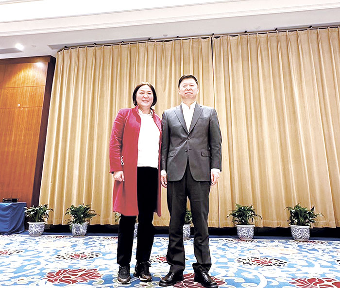 針對金酒輸陸卡關議題,縣長陳福海、立委陳玉珍昨日一早與國台辦主任宋濤會談,經過金酒公司、縣府團隊和各方不斷地溝通與努力,宋濤主任當面宣布,有關金酒輸陸問題已獲得徹底解決,大陸海關總署已解禁放行。(縣府/立委陳玉珍辦公室提供)