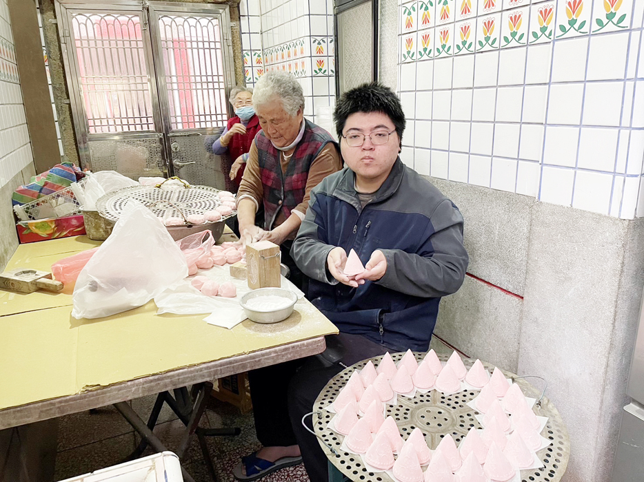 新頭呂姓阿婆手工做天公圓,來供應老顧客敬天公的需求。呂姓阿婆的外孫也在旁幫忙,學習阿嬤傳統做粿技藝。(許加泰攝)