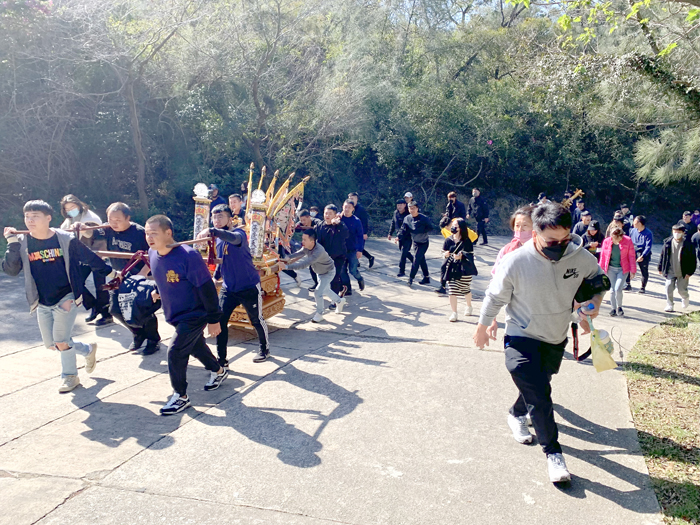 金門天震堂醒獅團在團長許績才帶領下，一眾人等號召「粉獅們」跟著天震堂祖師爺及眾神明，一起登山祈福。（林靈攝）