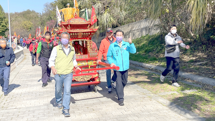 縣長陳福海參與鶯山廟繞境活動。（林靈攝）