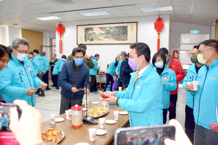 昨是年後第一個上班日，縣長陳福海偕副縣長李文良、秘書長謝世傑及各鄉鎮長主持新春團拜，大家見面互道恭喜，氣氛熱鬧溫馨。（翁維智攝）