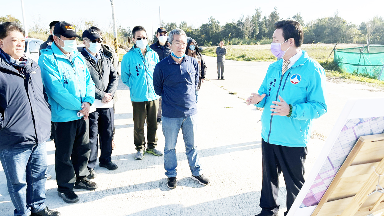 縣長陳福海實勘4處青年自建住宅用地。（陳麗妤攝）