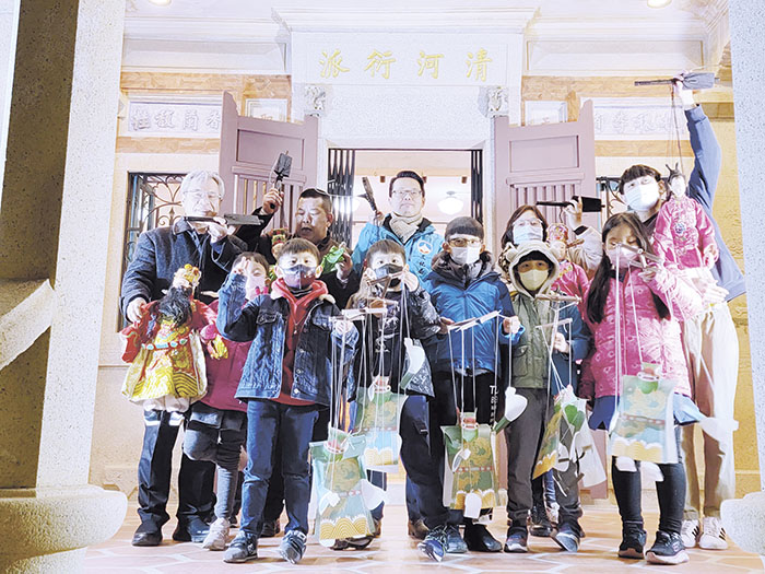 金門縣文化局於新春期間,辦理傀儡小旅行活動,透過有趣、歡樂的體驗課程,帶領民眾認識金門縣歷史建築張文帝洋樓與金門傳統傀儡戲表演。(陳麗妤攝)
