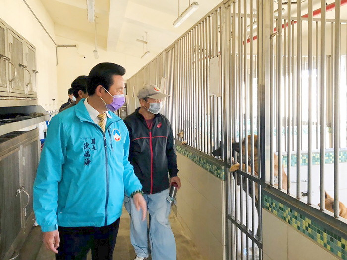 縣長陳福海昨日前往動植物防疫所和畜產試驗所視察。（防疫所提供）