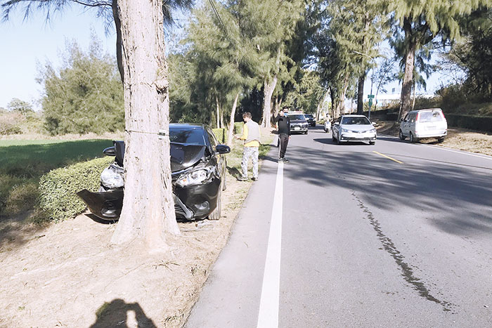 陳姓男子駕駛租賃自小客車在金寧鄉環島北路二段近西山路段，自撞路邊行道樹發生意外，陳姓駕駛及坐在車上的親人都受傷送醫。（金城分局提供）