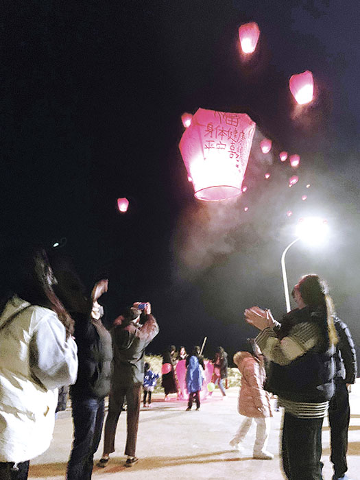 參與活動的民眾將願望與祝福寫在天燈上，希望能藉此傳達上天，讓願望逐一實現。（林靈攝）