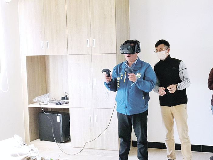 楊忠俊鄉長參與VR體驗區，提供射擊遊戲，讓孩子探索軍事環境。（金寧鄉公所提供）