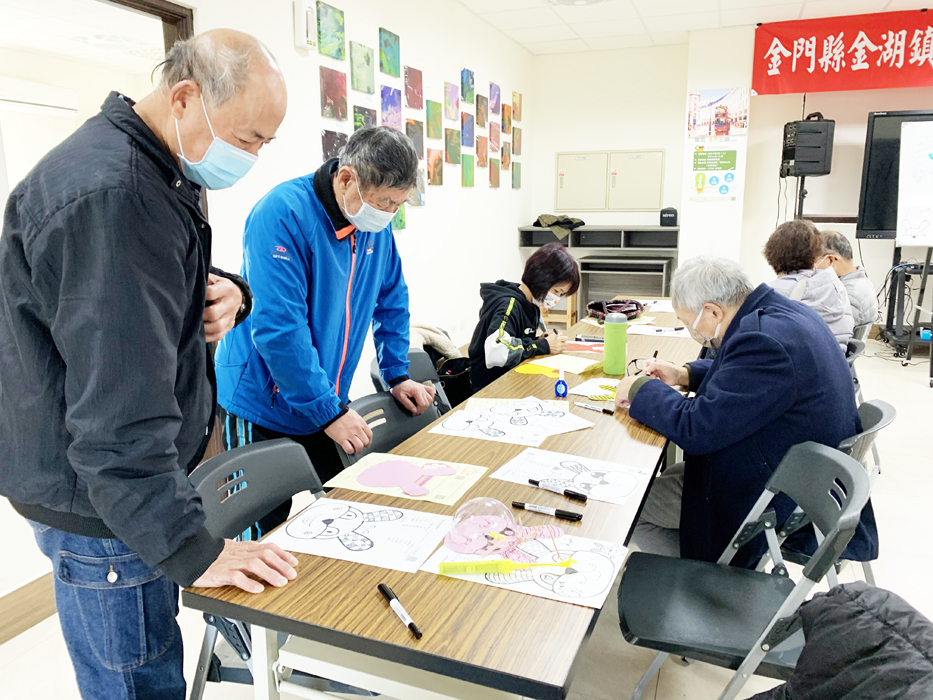 金門縣衛生局社區心理衛生中心、金門縣長期照顧服務關懷協會昨日前進信義新村社區發展協會,同時邀請芊手繪空間,帶領社區居民打造喜氣應景的禪繞畫兔年小燈籠。(林靈攝)