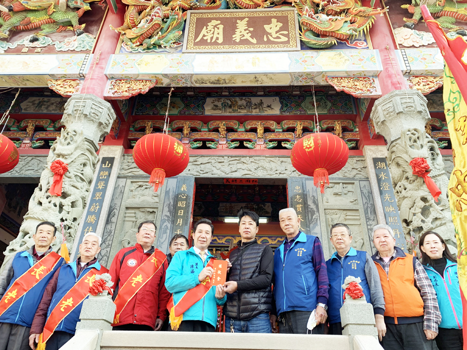縣長陳福海率領縣府團隊前往新市里忠義廟上香參拜,同時獻上爐敬金表達敬意。(林靈攝)