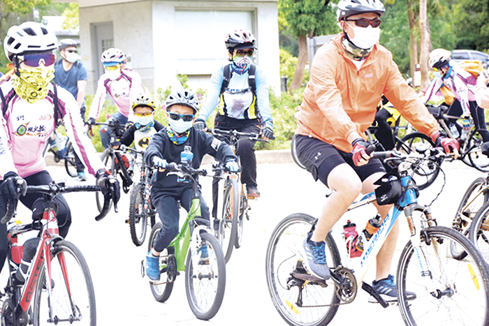 111年金門縣運動i台灣單車快樂遊活動，大小騎士騎乘單車快樂出遊。（本報資料照片）